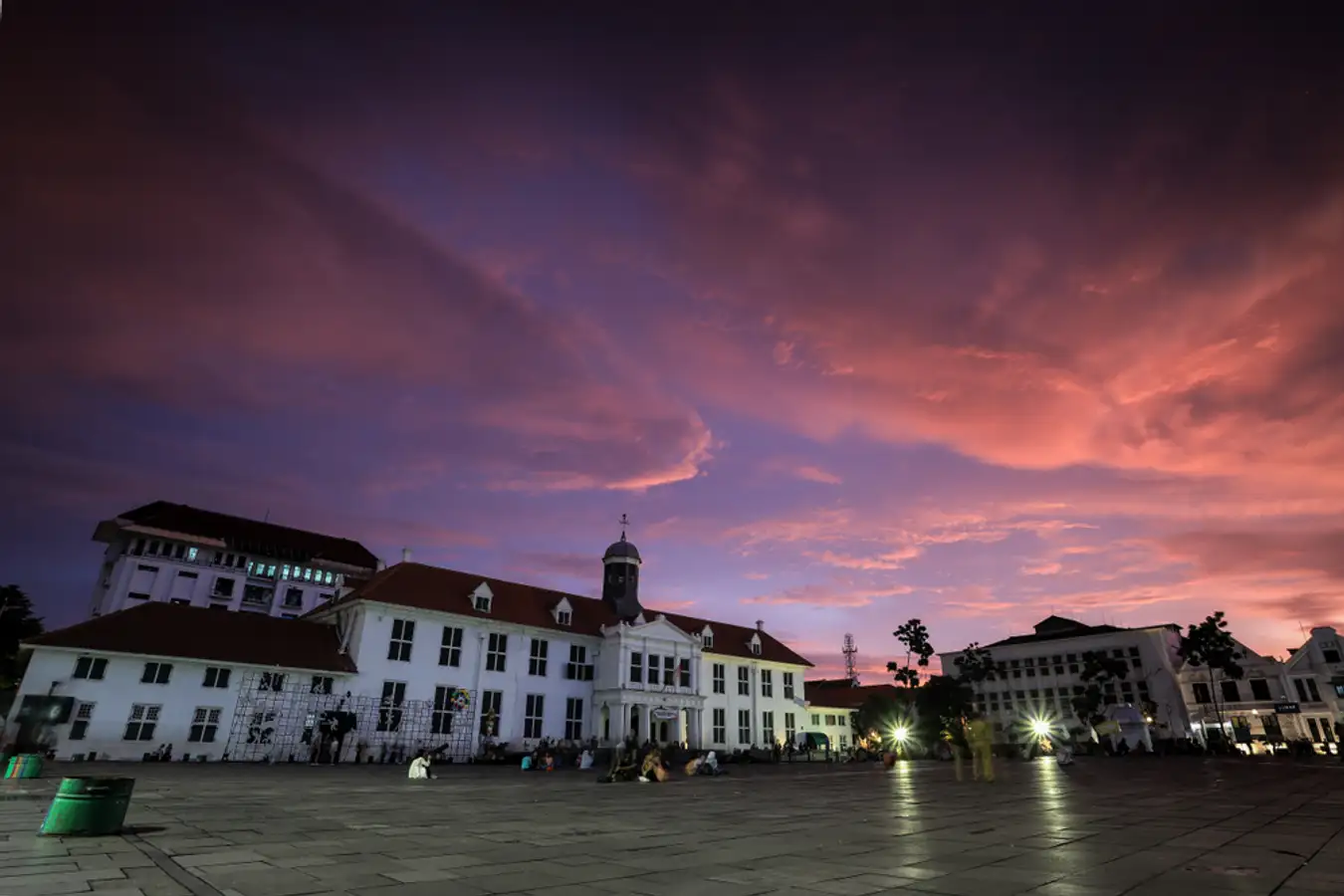 Suasana pagi di alun-alun Fatahillah, jantung Kota Tua Jakarta yang penuh sejarah