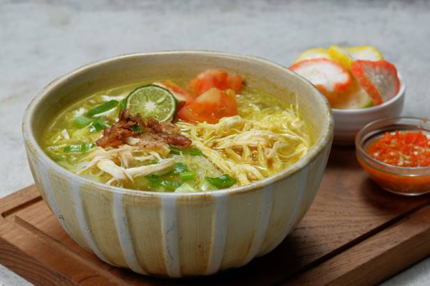 Soto Banjar hangat, lengkap dengan suwiran ayam, ketupat, telur rebus, dan taburan bawang goreng