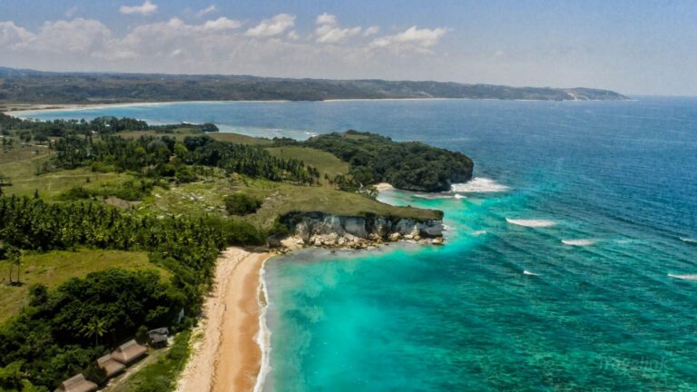 Pantai Watu Bela: Permata Tersembunyi di Maluku yang Wajib Kamu Kunjungiv