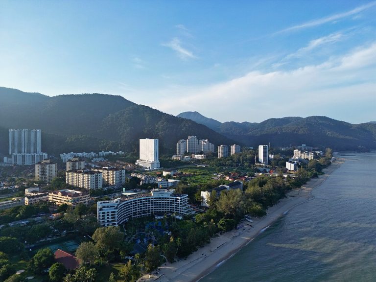 Pantai Batu Ferringhi: Surga Tropis Penang dengan Sunset yang Bikin Rindu