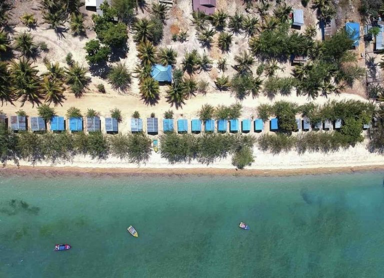 Pantai Toronipa: Surga Tersembunyi yang Wajib Lo Coba Sekali Seumur Hidup!