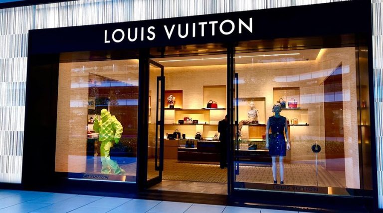 Louis Vuitton: Simbol Elegansi dan Keabadian dalam Dunia Fashion