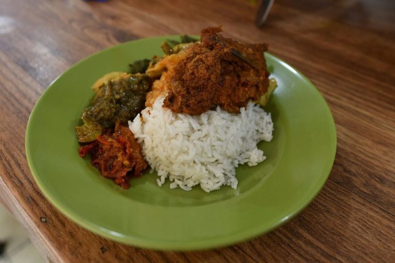 Nasi Kapau: Kelezatan Kuliner Minang Asli dengan Cita Rasa Kaya Rempah