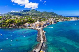 Pulau Ischia: Surga Tersembunyi Italia dengan Pemandian Air Panas Alami