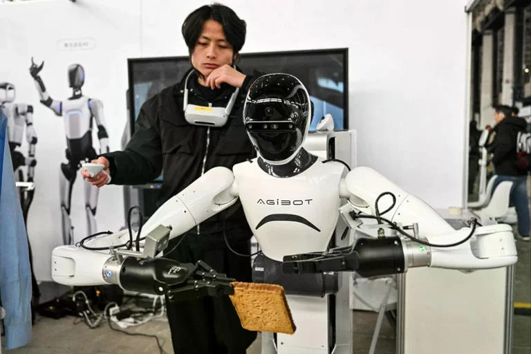 Aksi Robot Humanoid