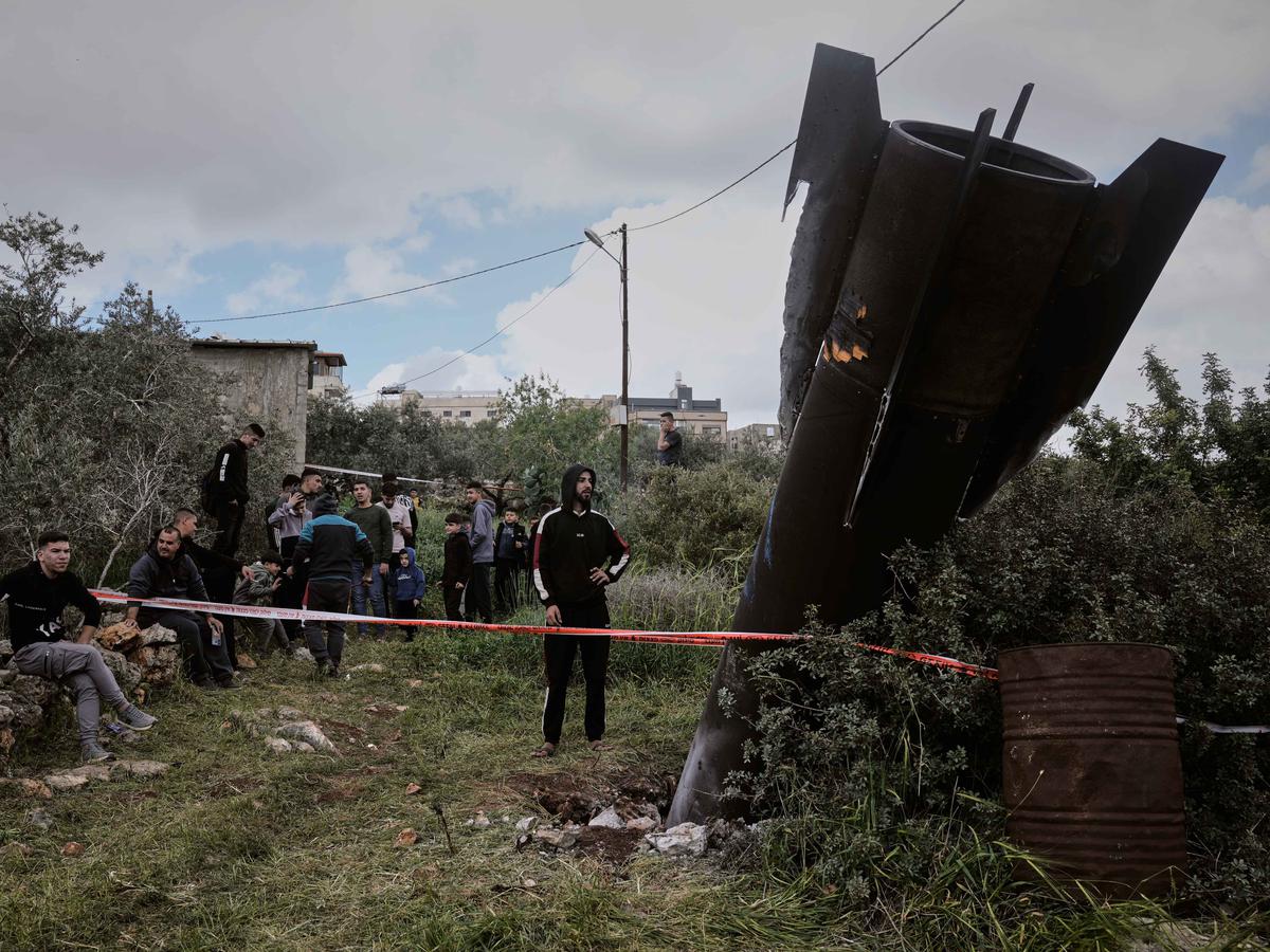 Bongkahan Sisa Rudal Jatuh