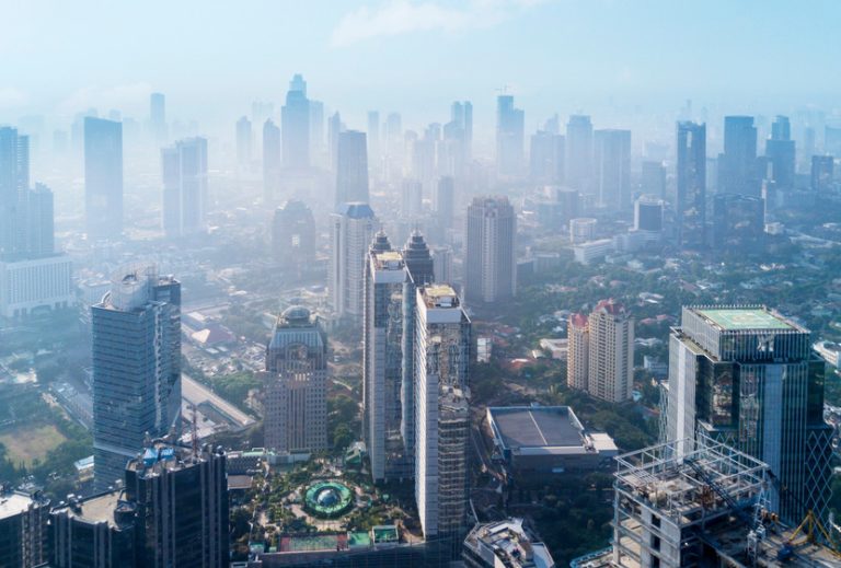 Polusi Pesimisme: Ketika Pikiran Negatif Diam-Diam Mengotori Cara Kita Melihat Dunia