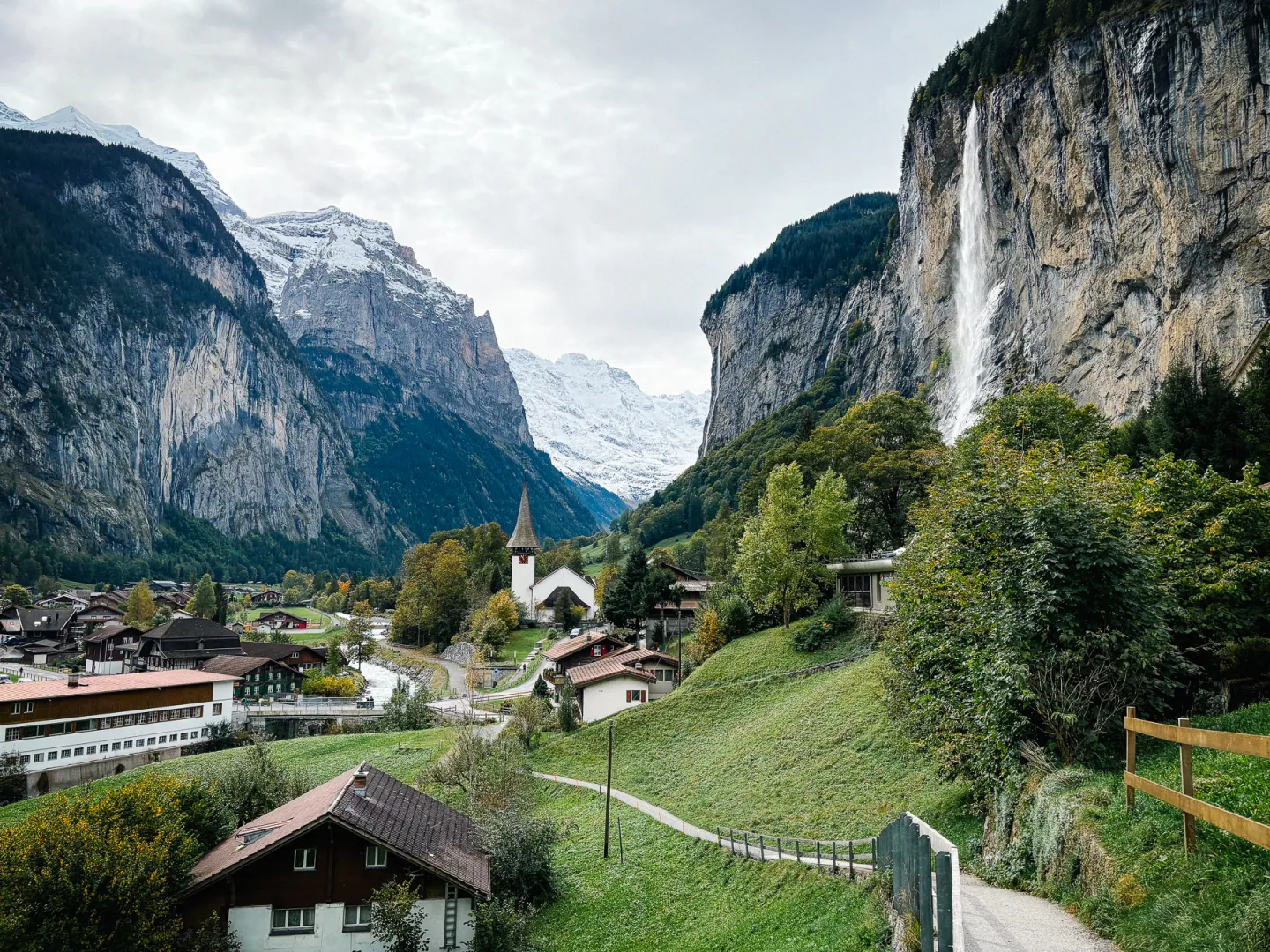 Keajaiban Alam di Balik Dinding Batu Raksasa