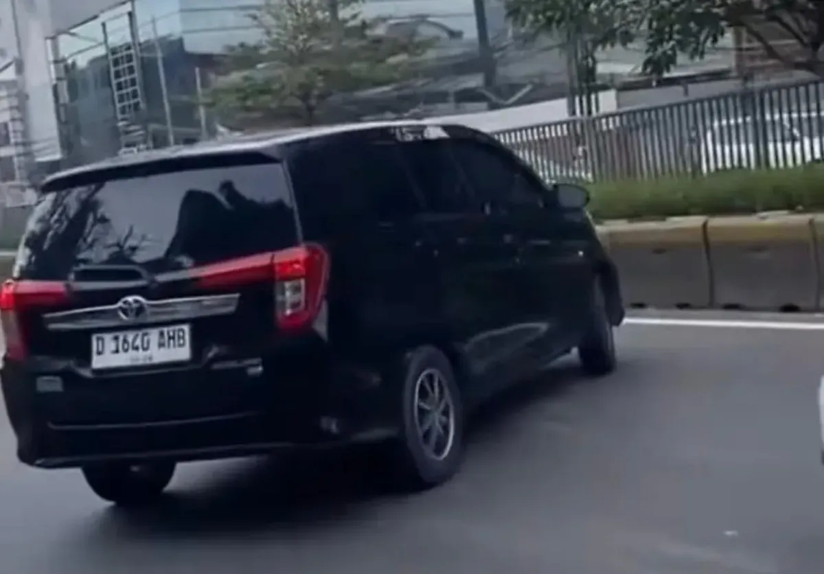 Pengemudi Calya Lawan Arah