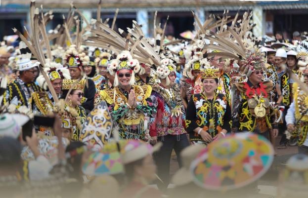 Makna di Balik Tradisi Kuping Panjang dan Tato