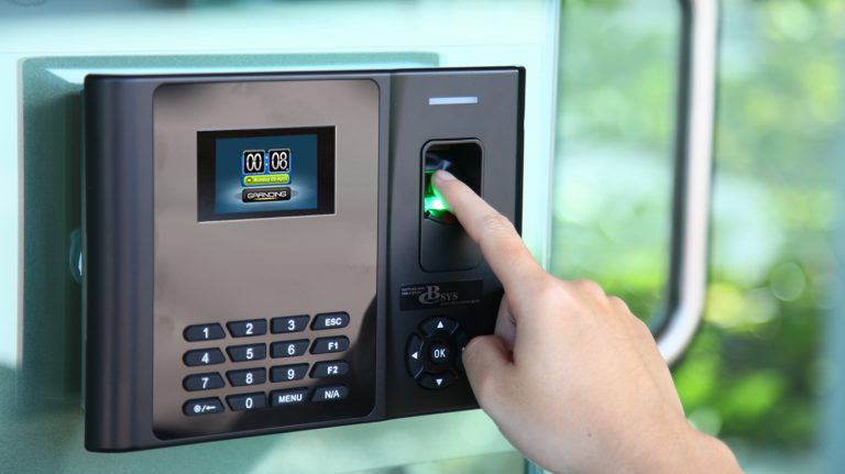 Teknologi Absensi Fingerprint Penunjang Kerja Modern
