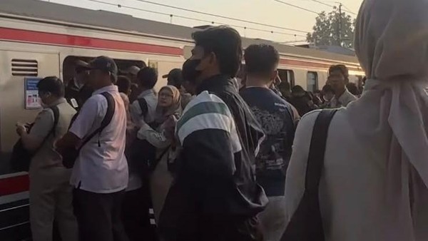 Gangguan KRL Serpong